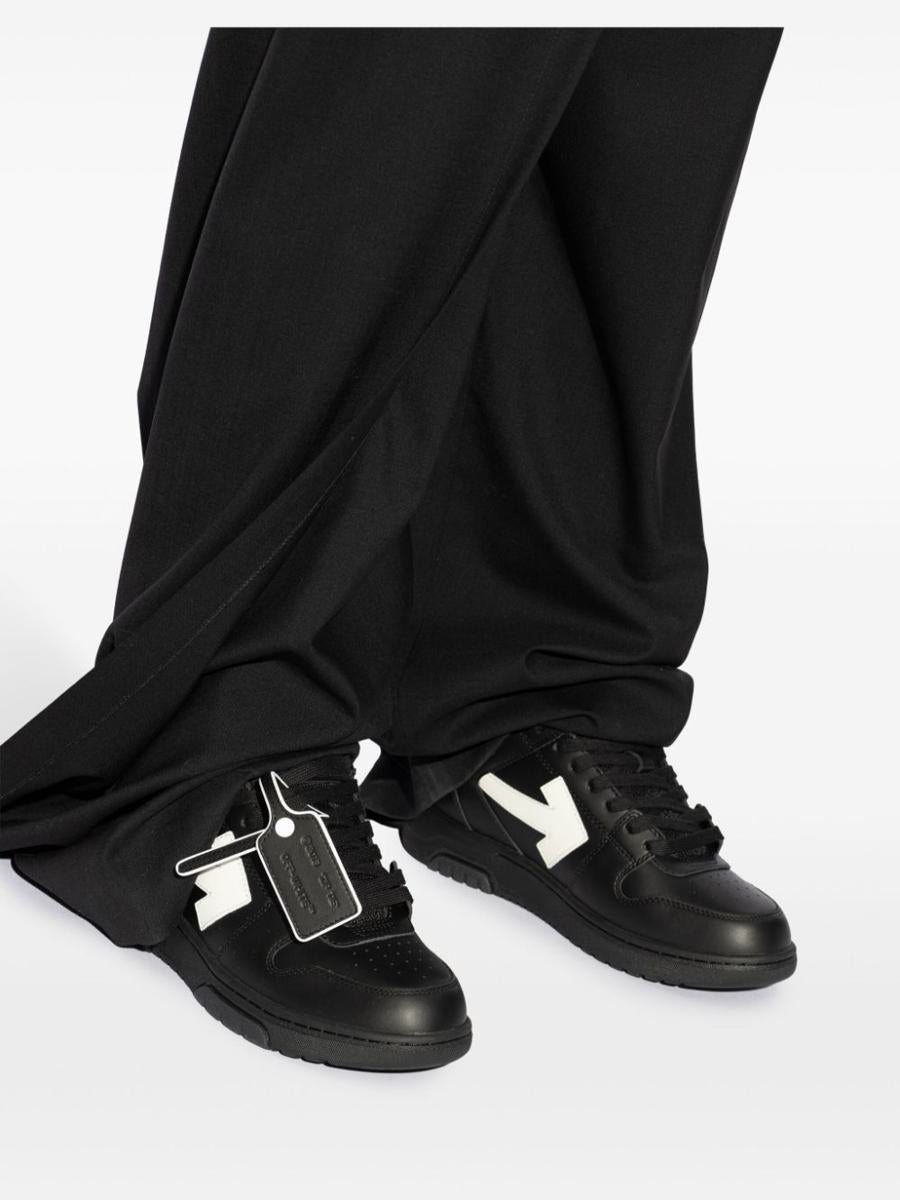 Off-white sneakers för kontoret