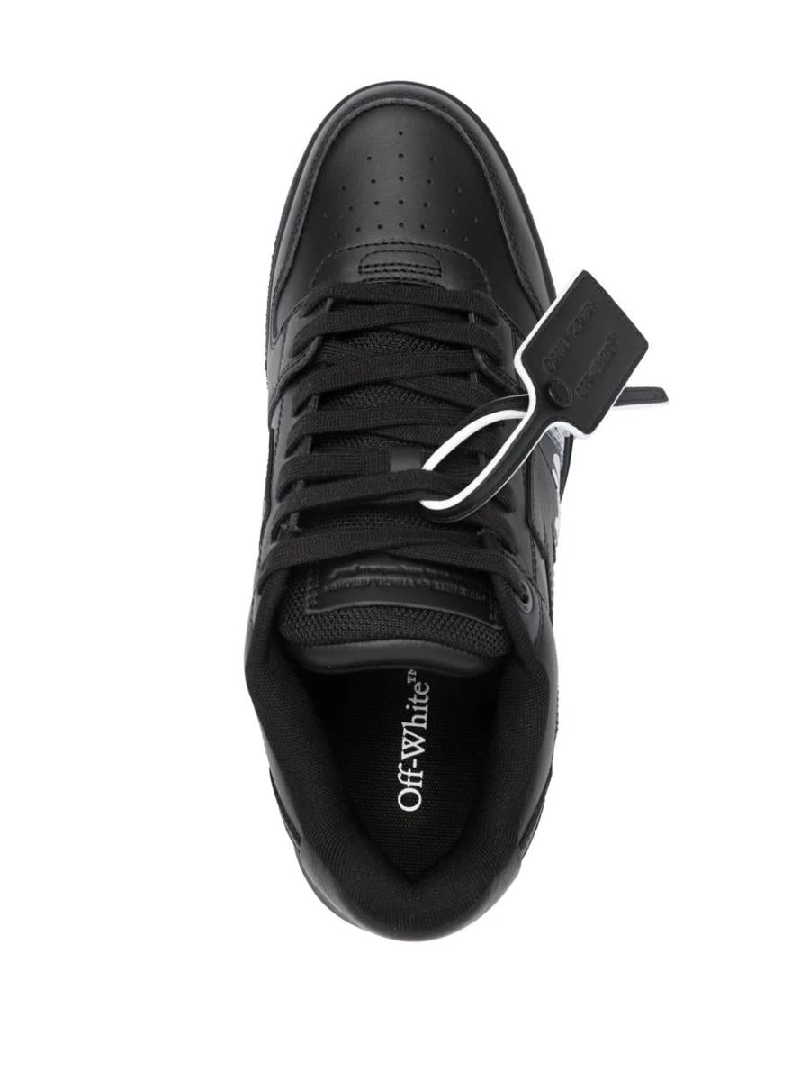 Off-white sneakers för kontoret för promenader