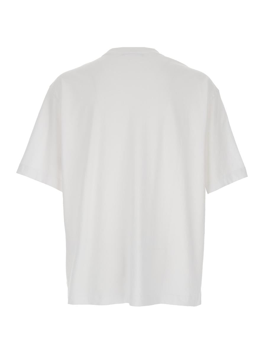 Vit t-shirt med broderad logotyp framtill i bomullsmodell