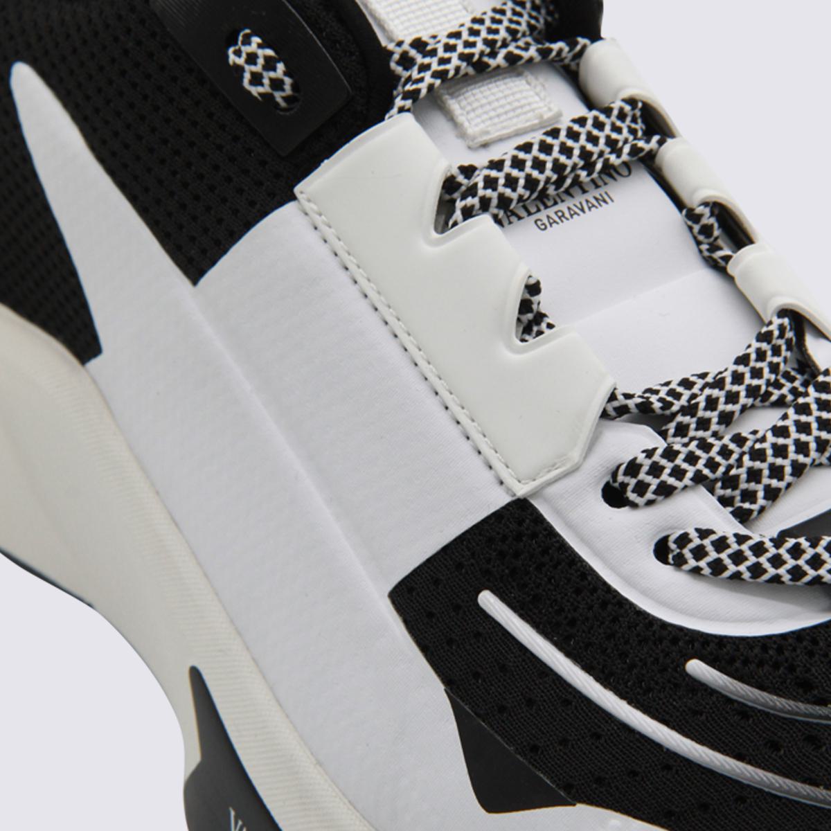 Valentino Garavani True Act Sneakers i vitt och svart läder