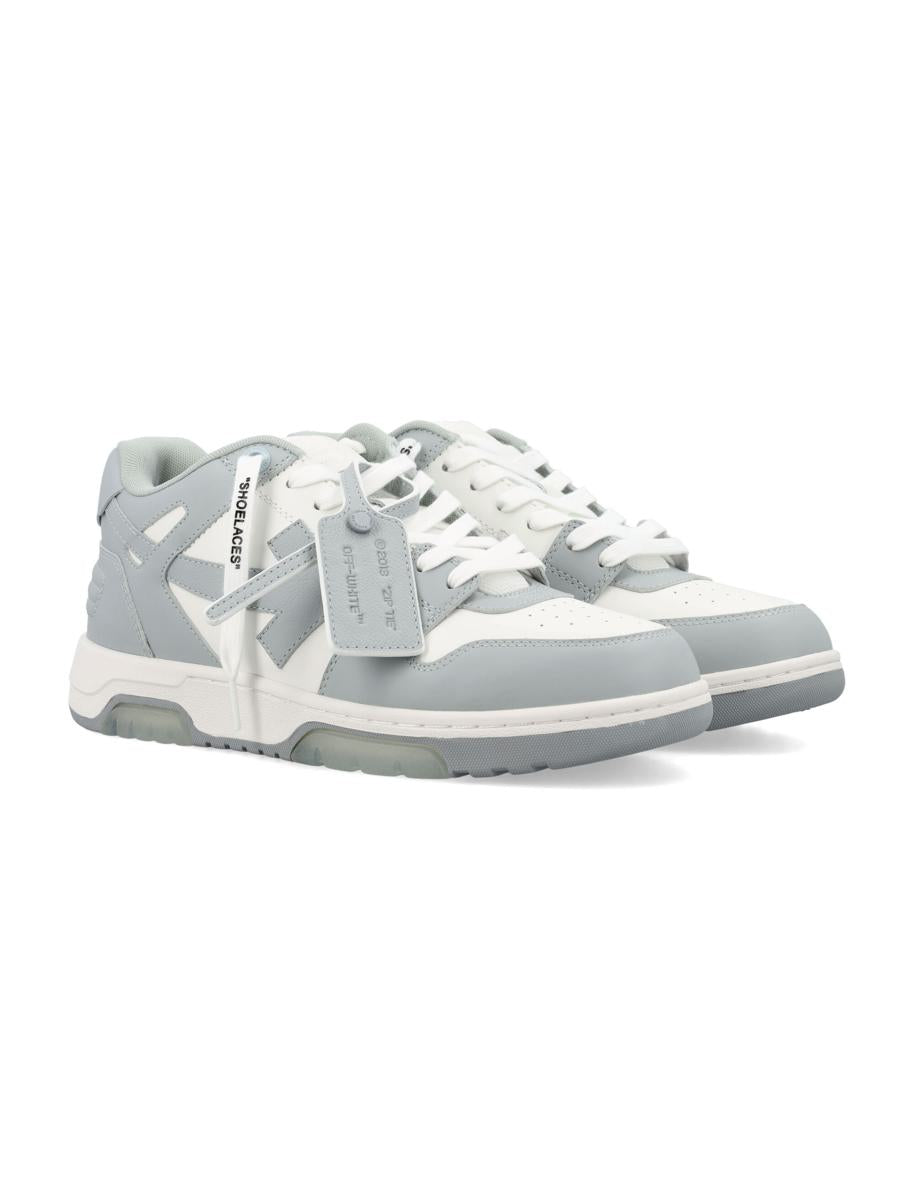 Off-white sneakers för kontoret