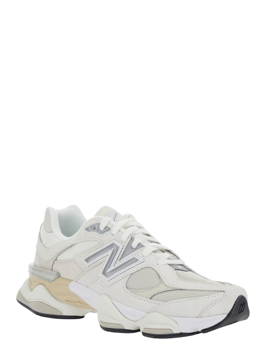 '9060' Vita Sneakers Med Sidologotyp Och Grov Sula I Mocka Unisex