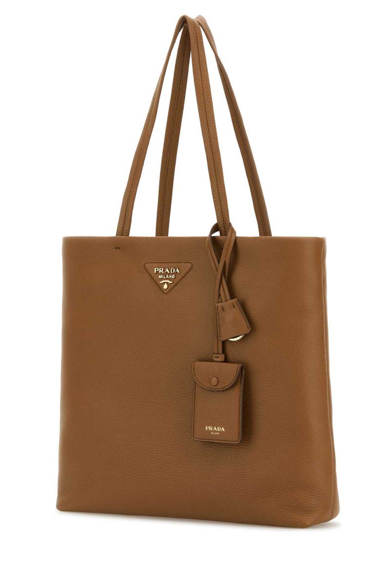 Prada handväskor.