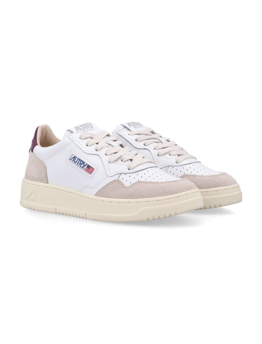 Autry Medalist Low Damsneakers i vitt och vinrött mocka och läder