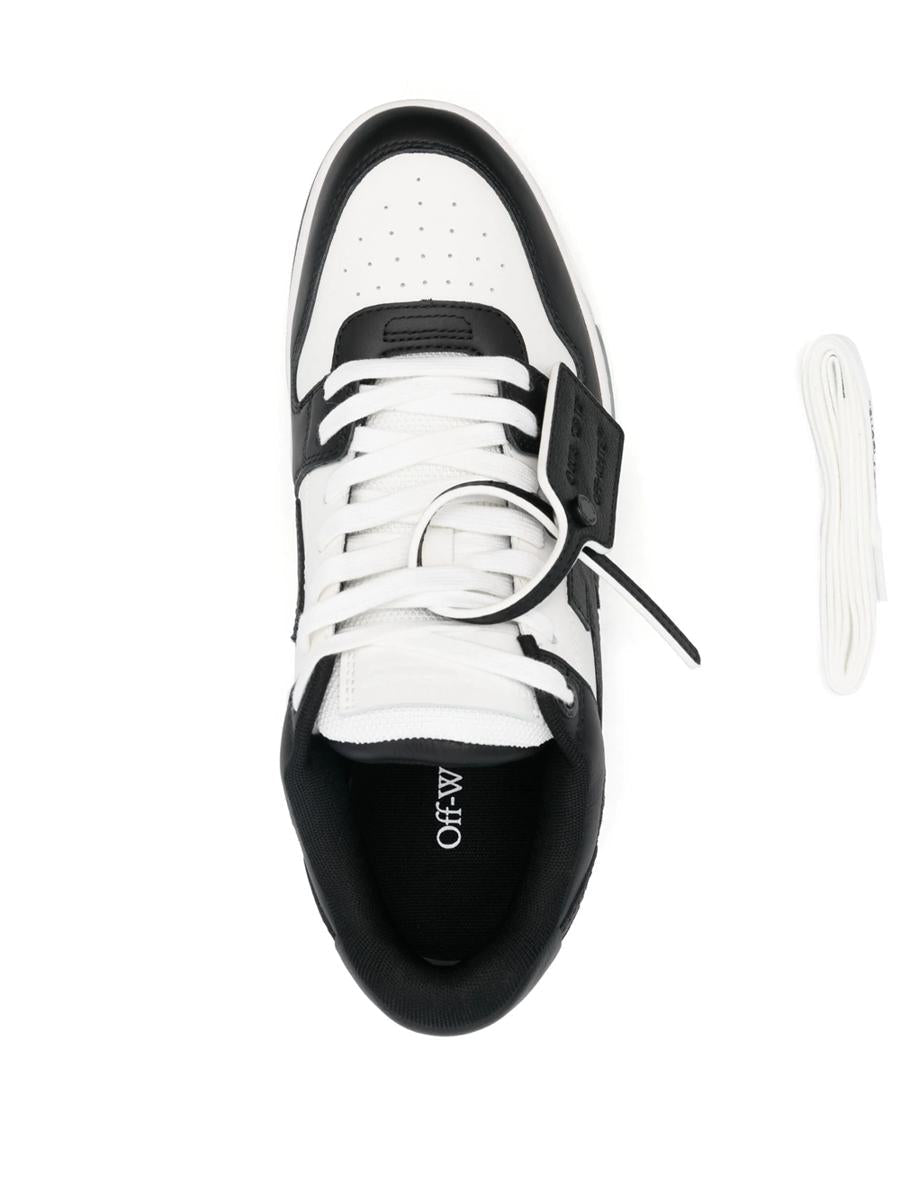 Off-white sneakers för kontoret