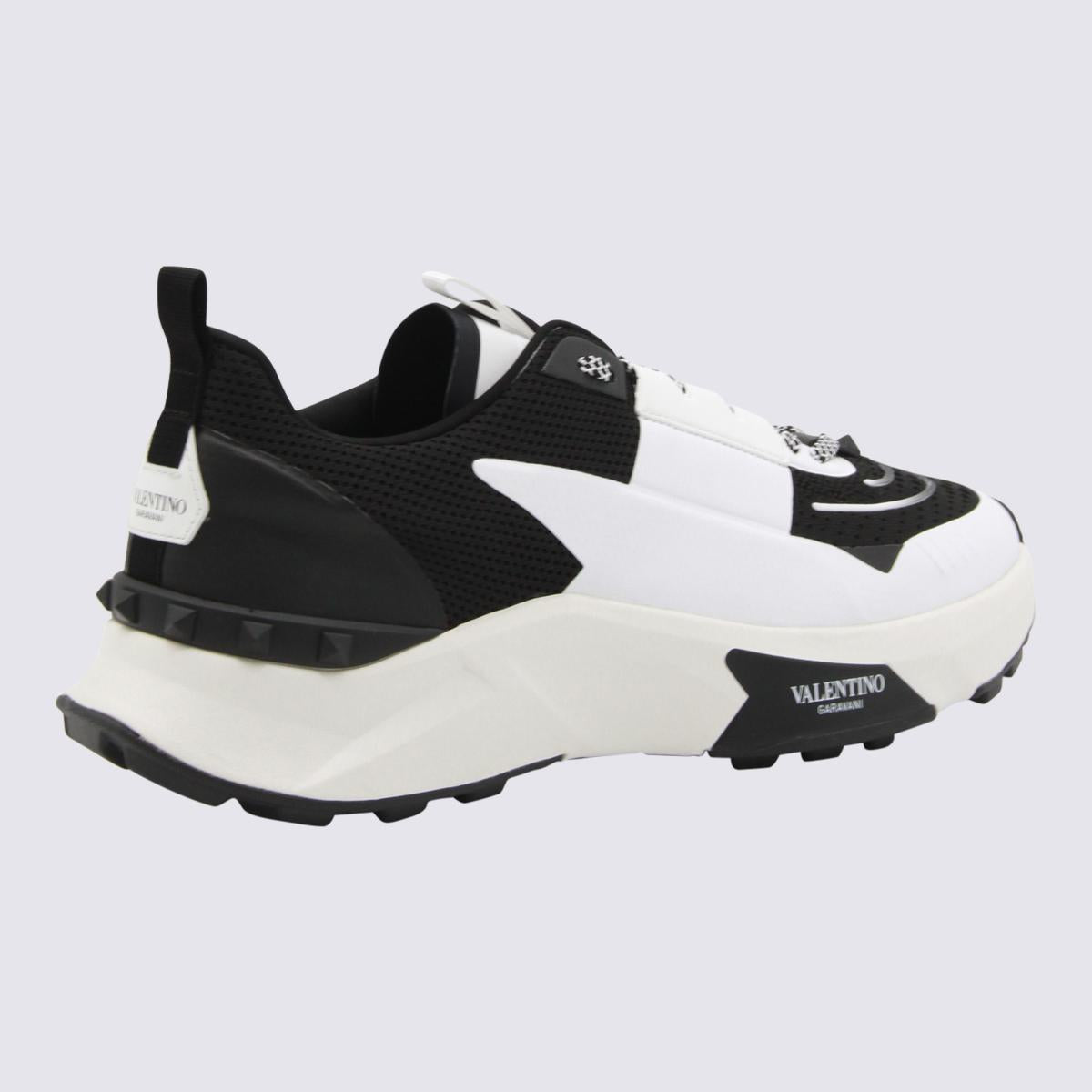 Valentino Garavani True Act Sneakers i vitt och svart läder