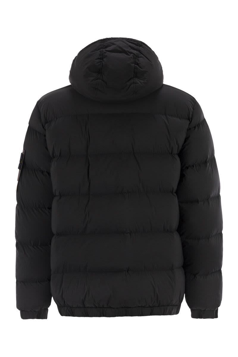Stone Island dunjacka med huva och sömlösa, droppsäkra fjäderkanaler