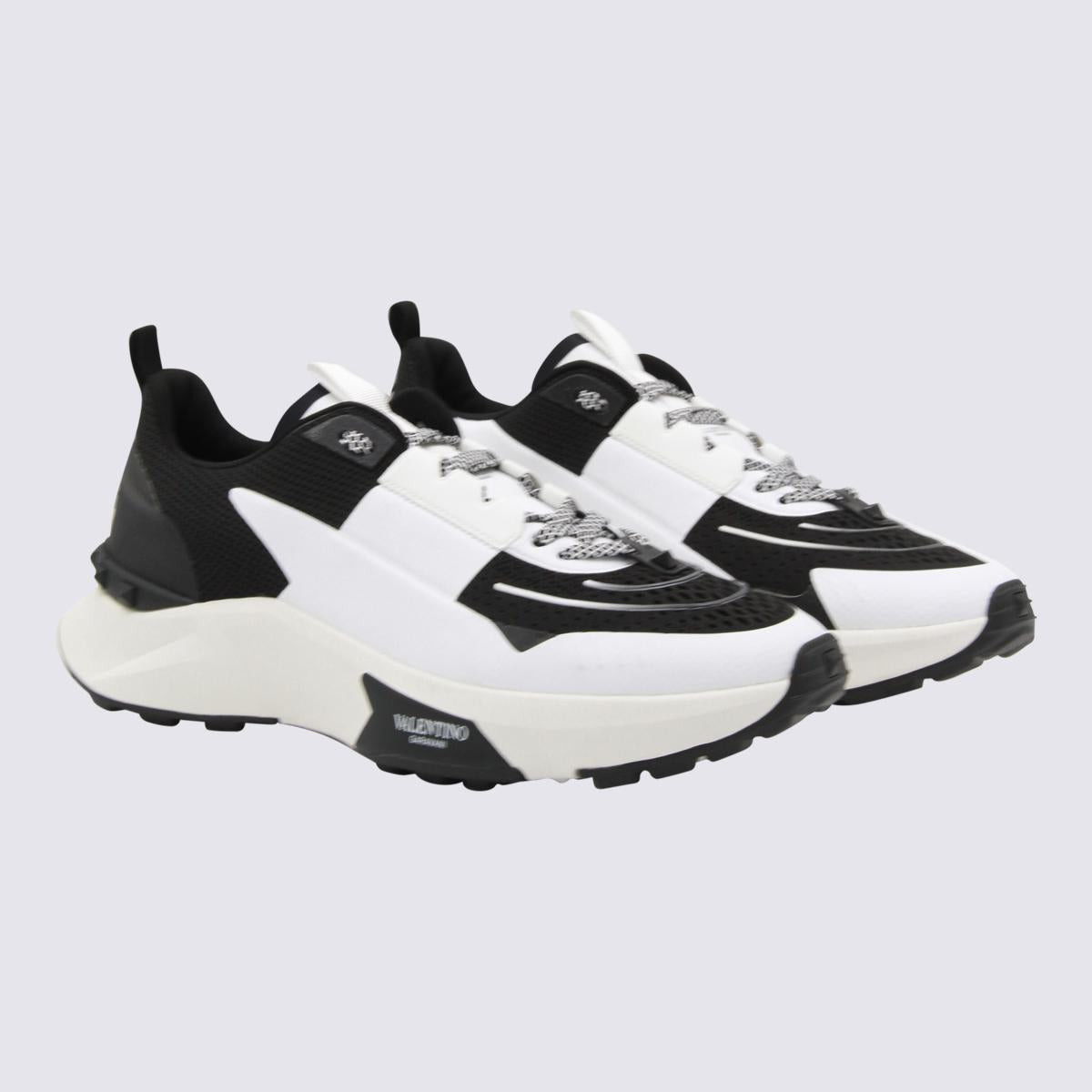 Valentino Garavani True Act Sneakers i vitt och svart läder