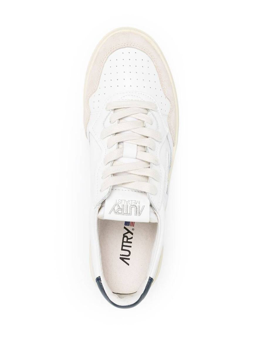 'Medalist' Vita Låga Sneakers Med Mockainsatser Och Kontrasterande Hälflik I Läder Herr
