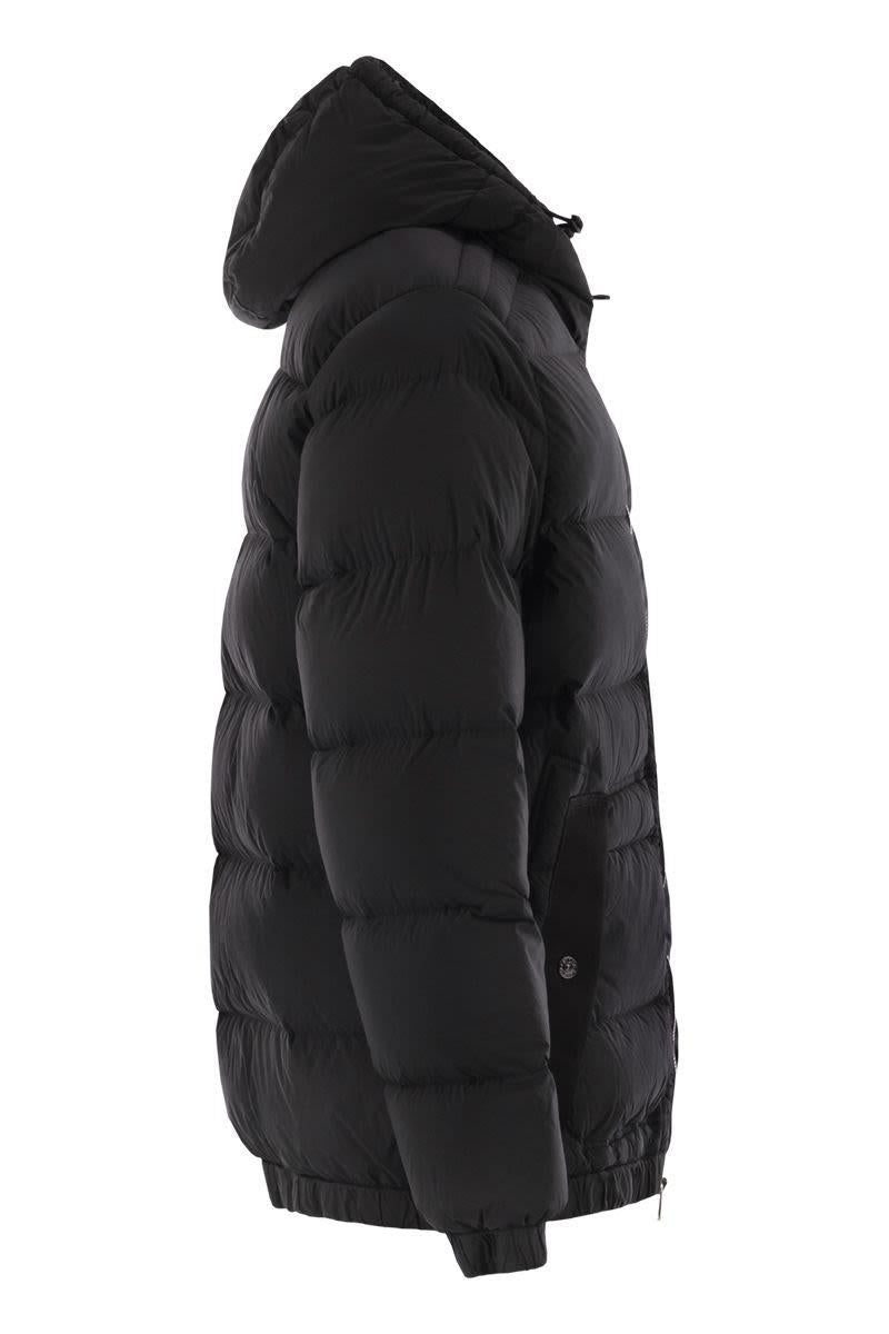 Stone Island dunjacka med huva och sömlösa, droppsäkra fjäderkanaler