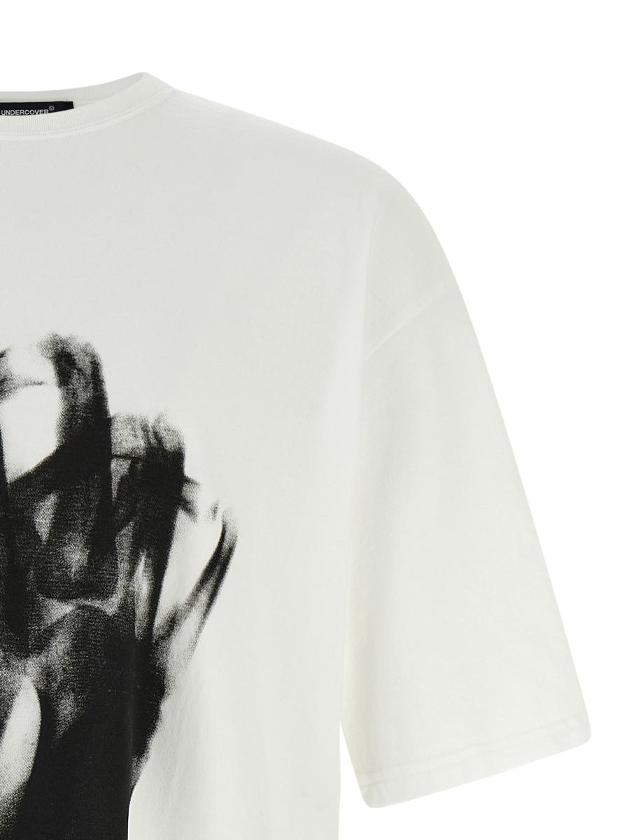 Undercover-tryckt t-shirt