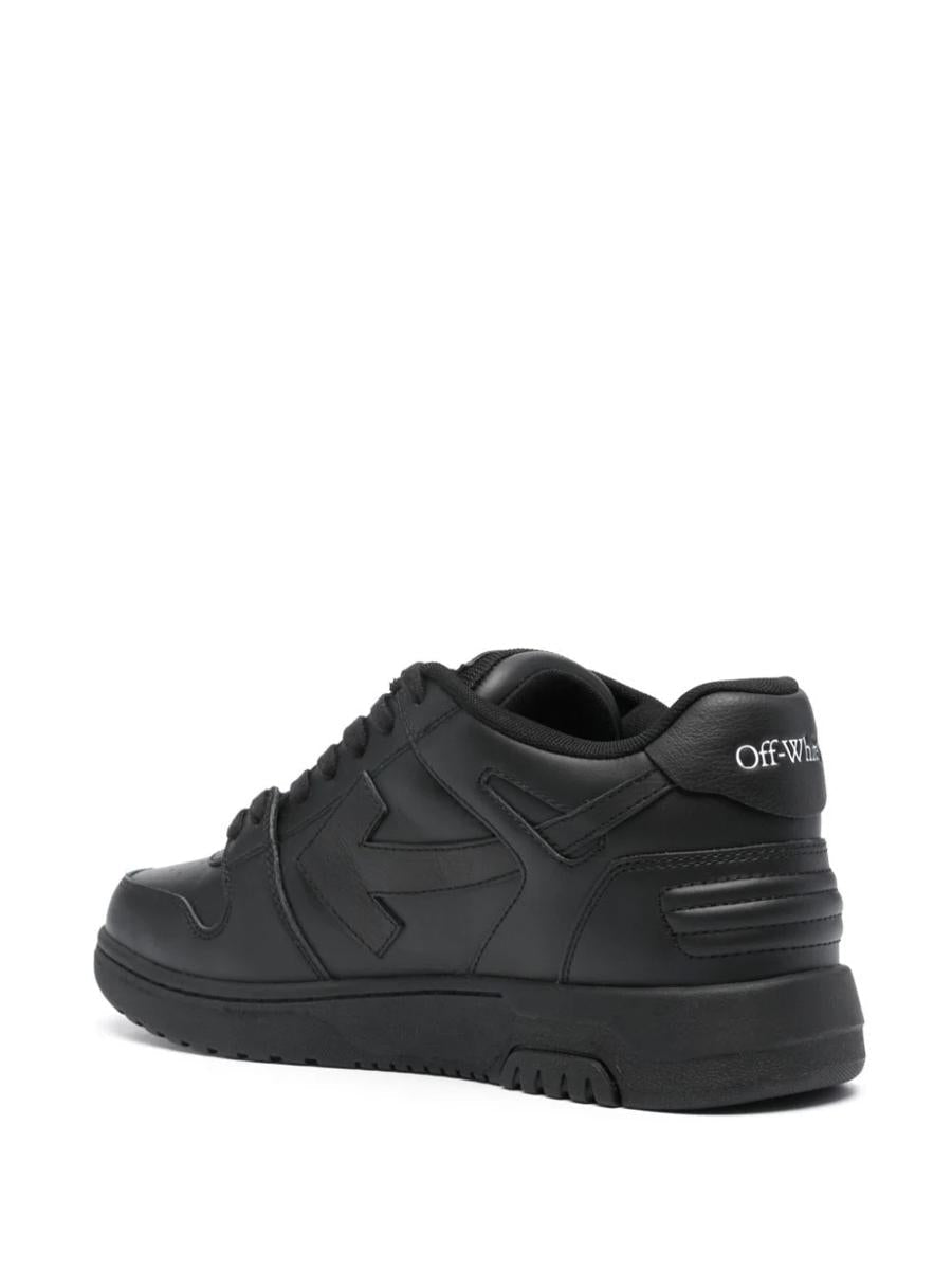 Off-white sneakers för kontoret för promenader