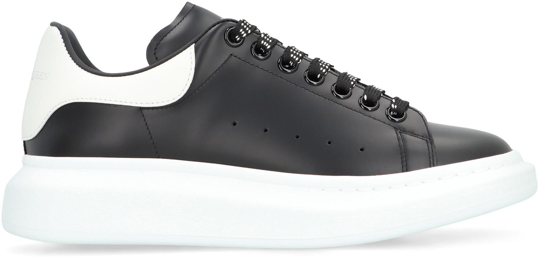 Alexander McQueen Lädersneakers i grovt läder