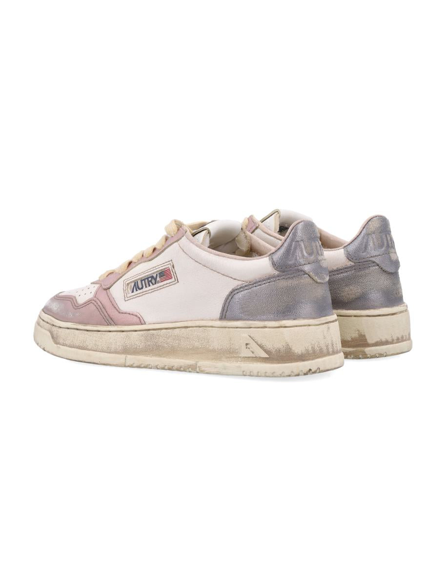 Autry Medalist Low Super Vintage Damsneakers i vitt och rosa