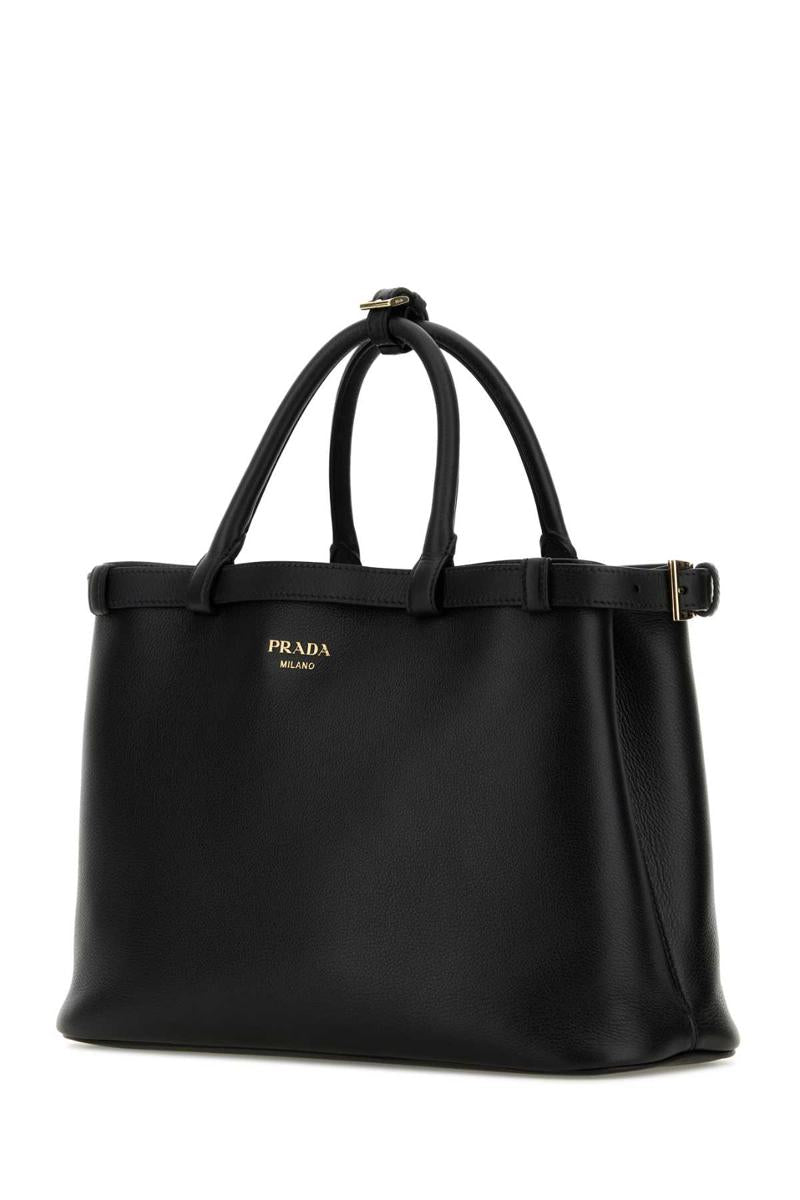 Prada handväskor.