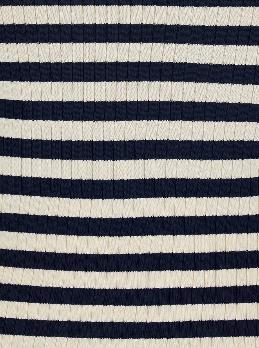 Vit och svart topp med ribbad design och heltäckande randigt motiv i viskos för kvinnor