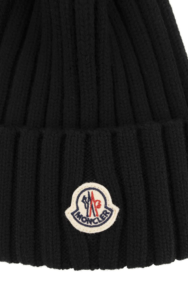 Moncler ullmössa med syntetisk pompom