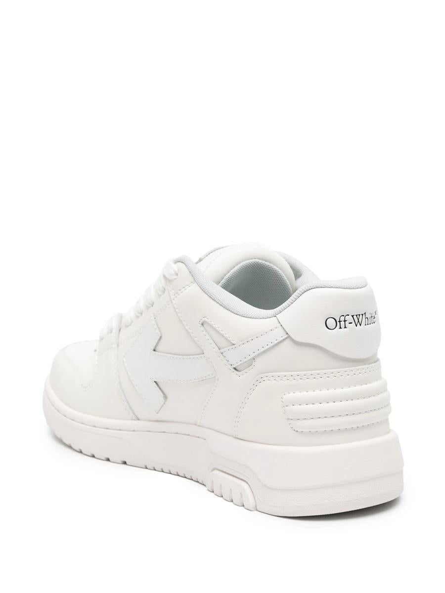 Off-white sneakers för kontoret för promenader