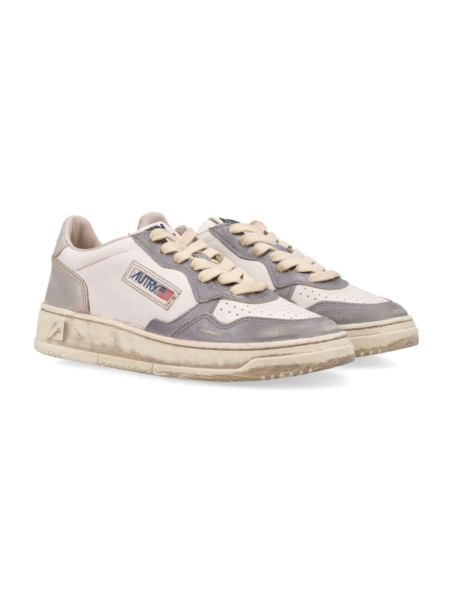 Autry Medalist Low Super Vintage Damsneakers i vitt, gammalt silver och platina