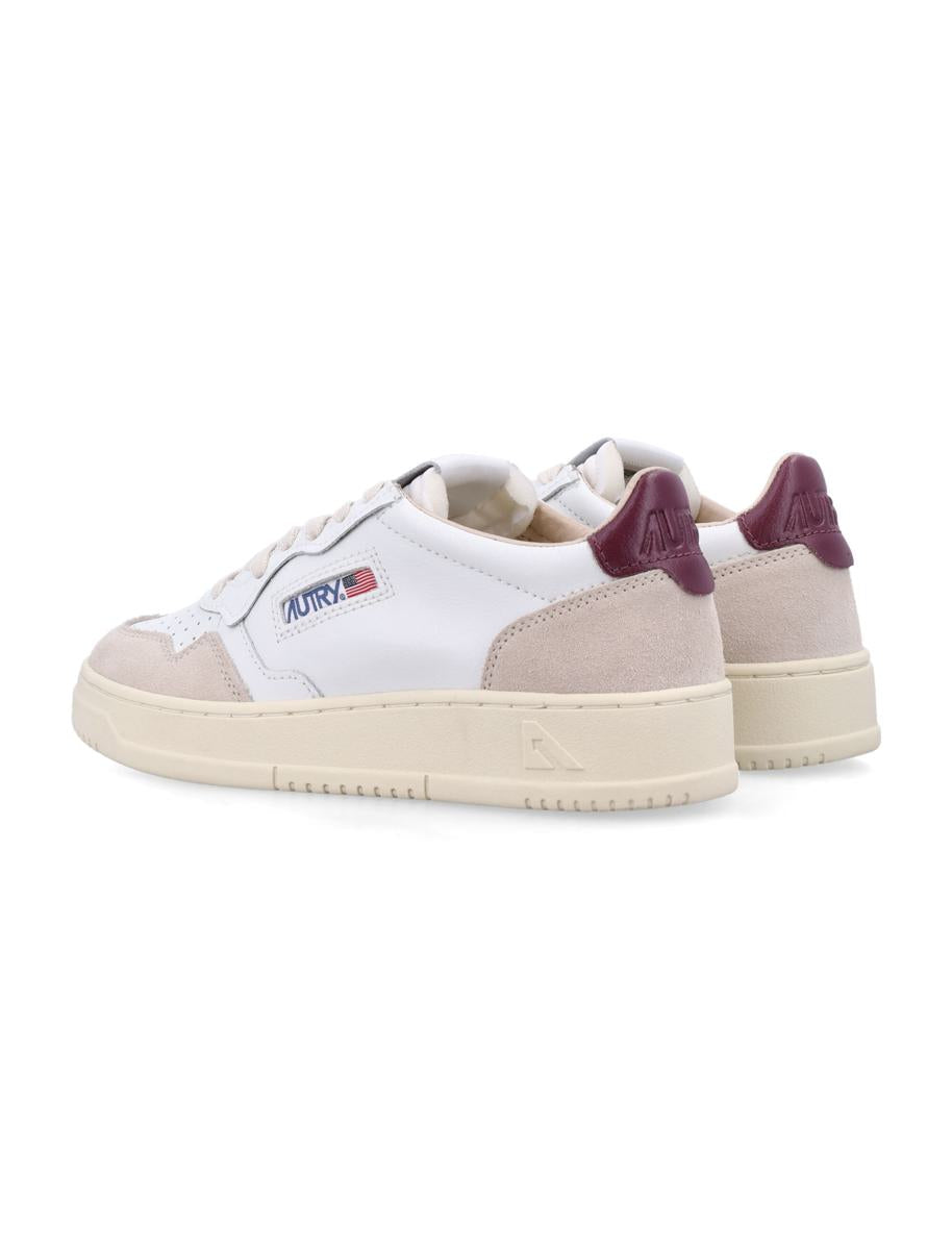 Autry Medalist Low Damsneakers i vitt och vinrött mocka och läder