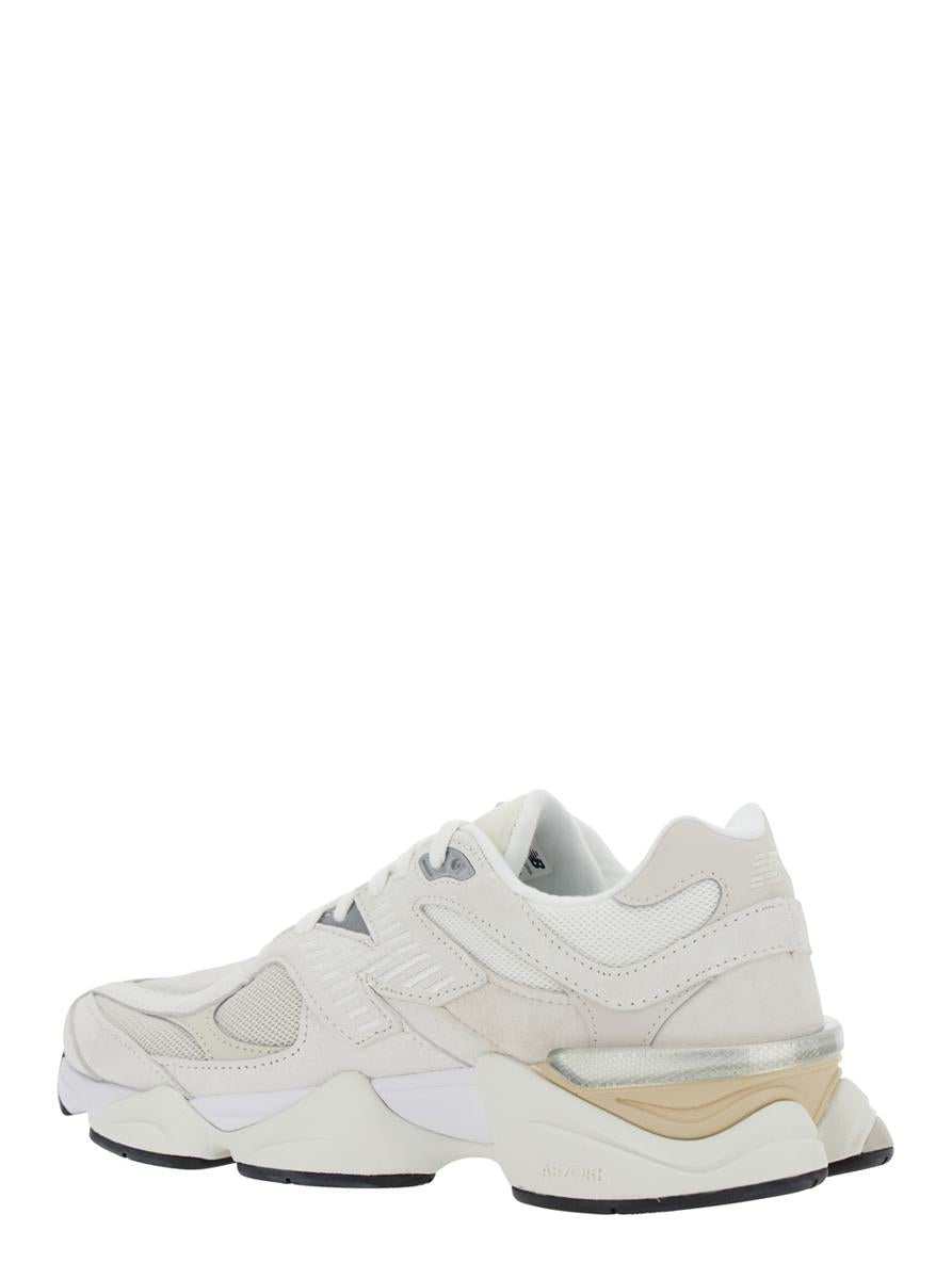 '9060' Vita Sneakers Med Sidologotyp Och Grov Sula I Mocka Unisex