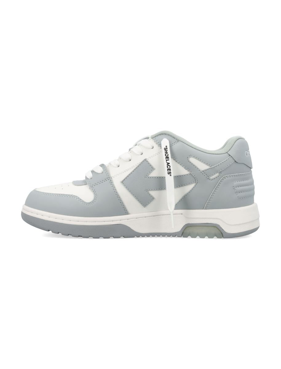 Off-white sneakers för kontoret