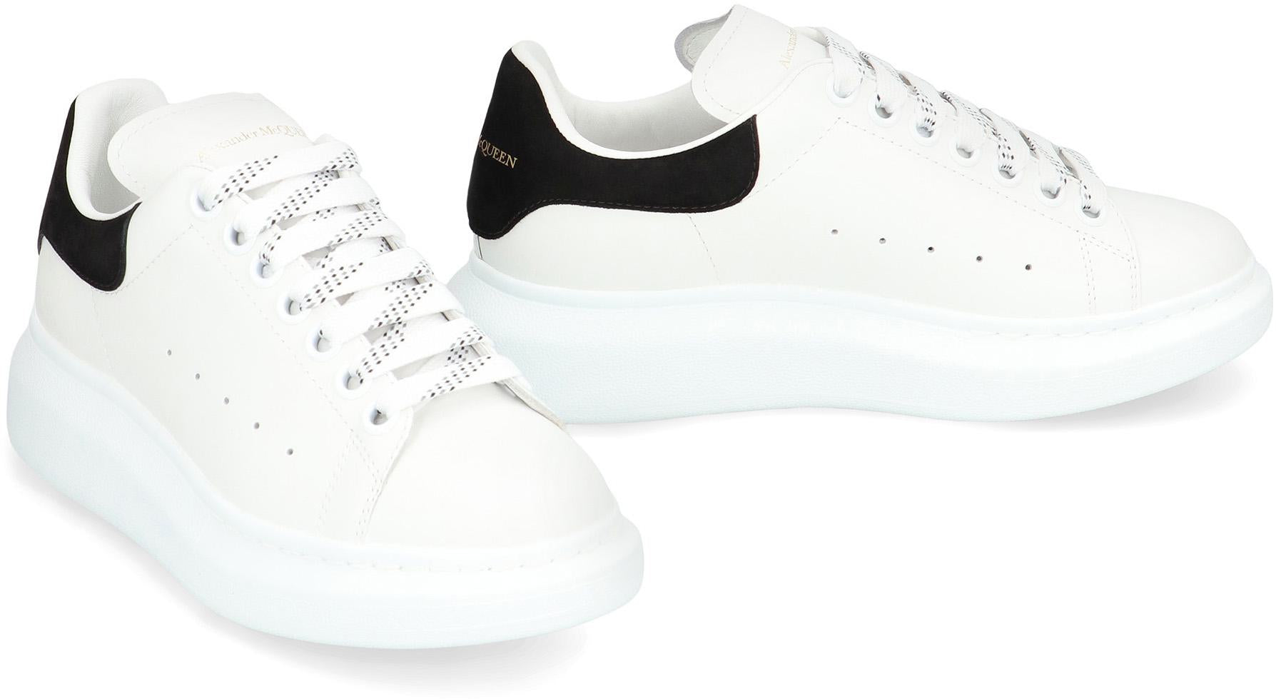 Alexander McQueen Lädersneakers i grovt läder