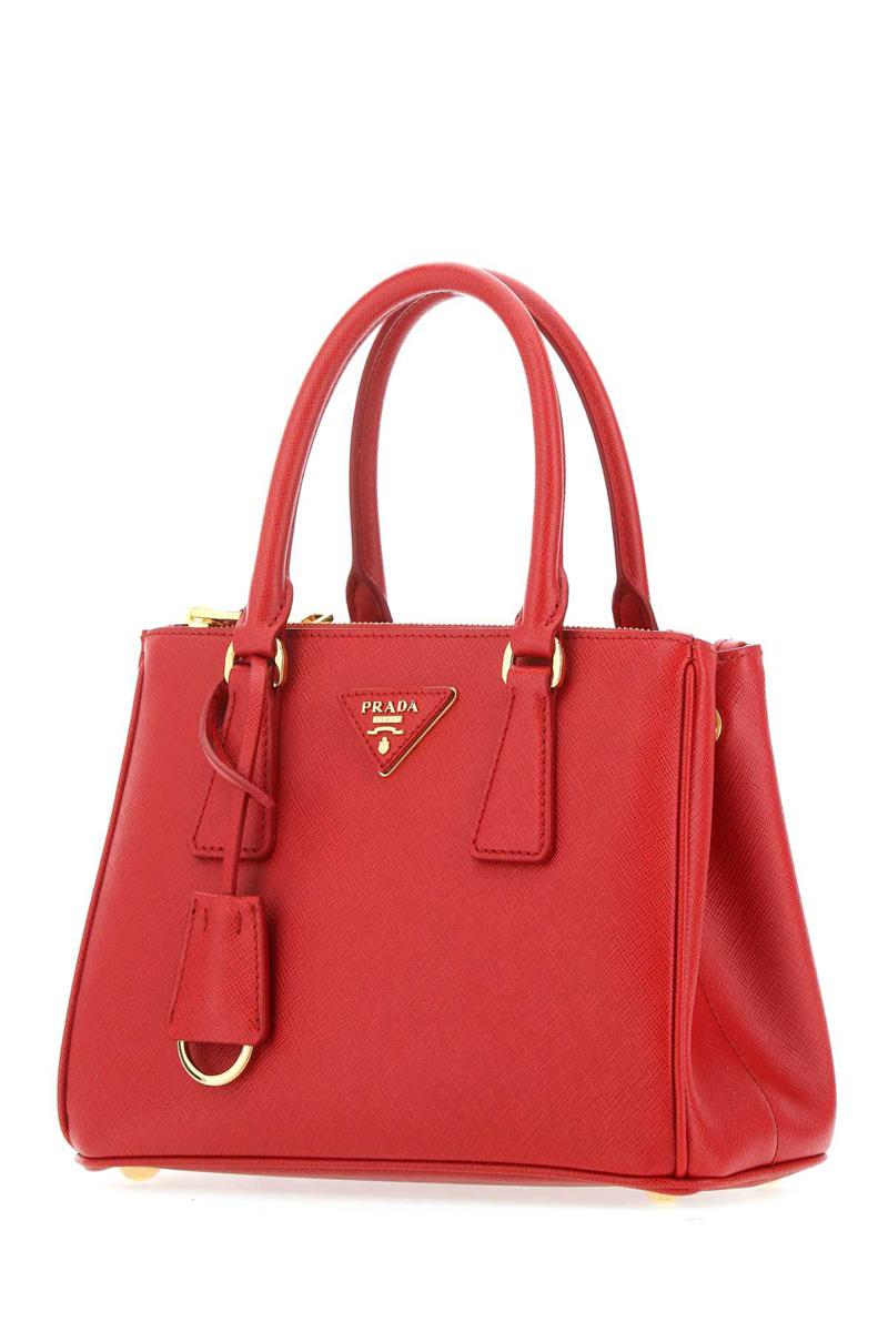 Prada handväskor.