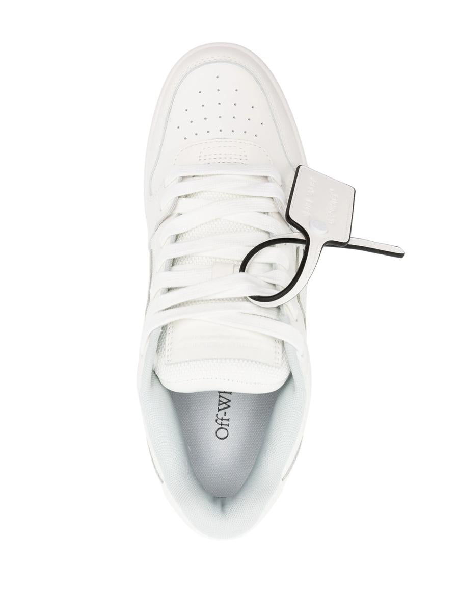 Off-white sneakers för kontoret för promenader