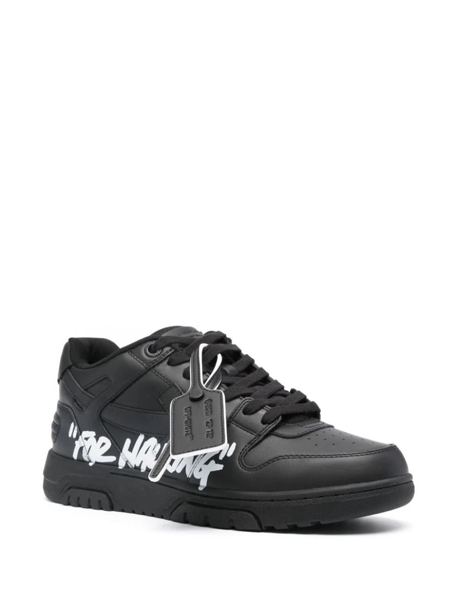 Off-white sneakers för kontoret för promenader