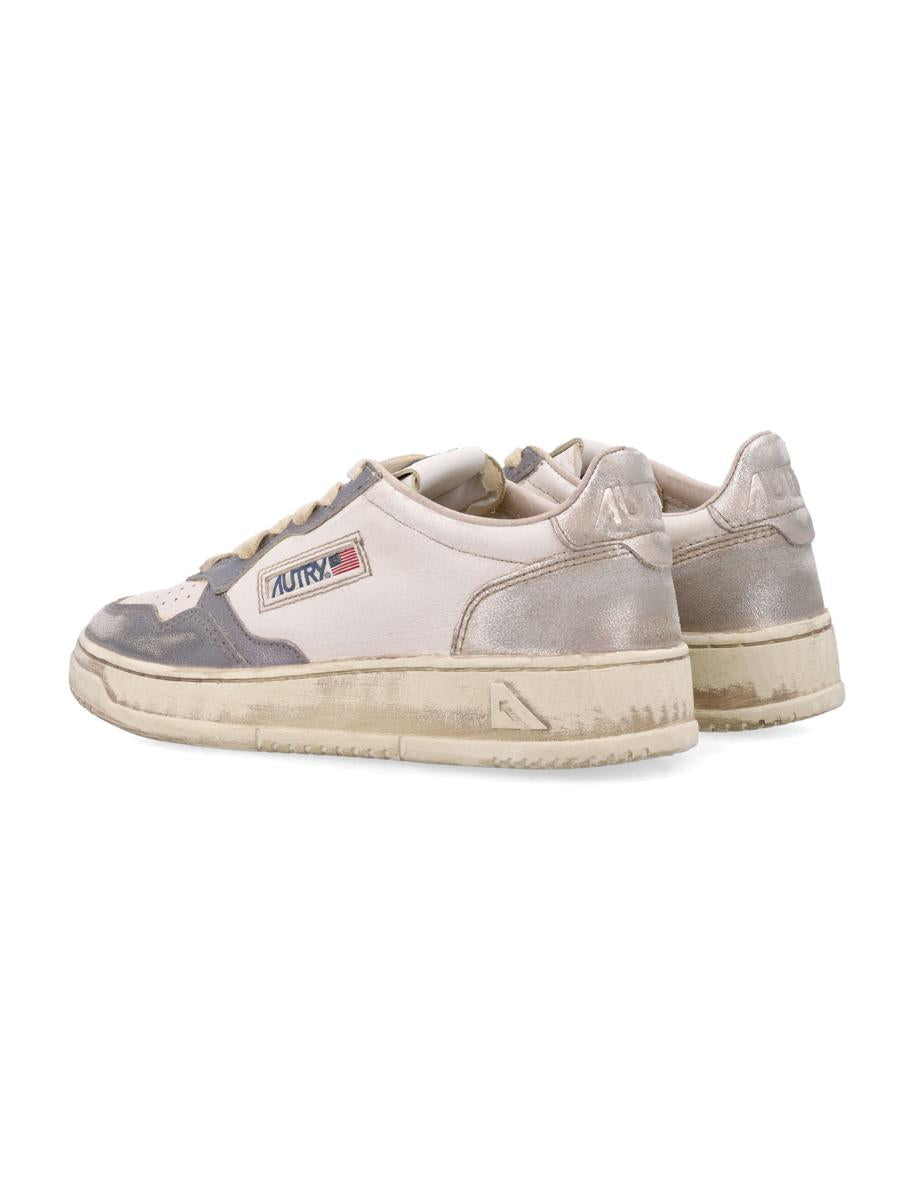 Autry Medalist Low Super Vintage Damsneakers i vitt, gammalt silver och platina