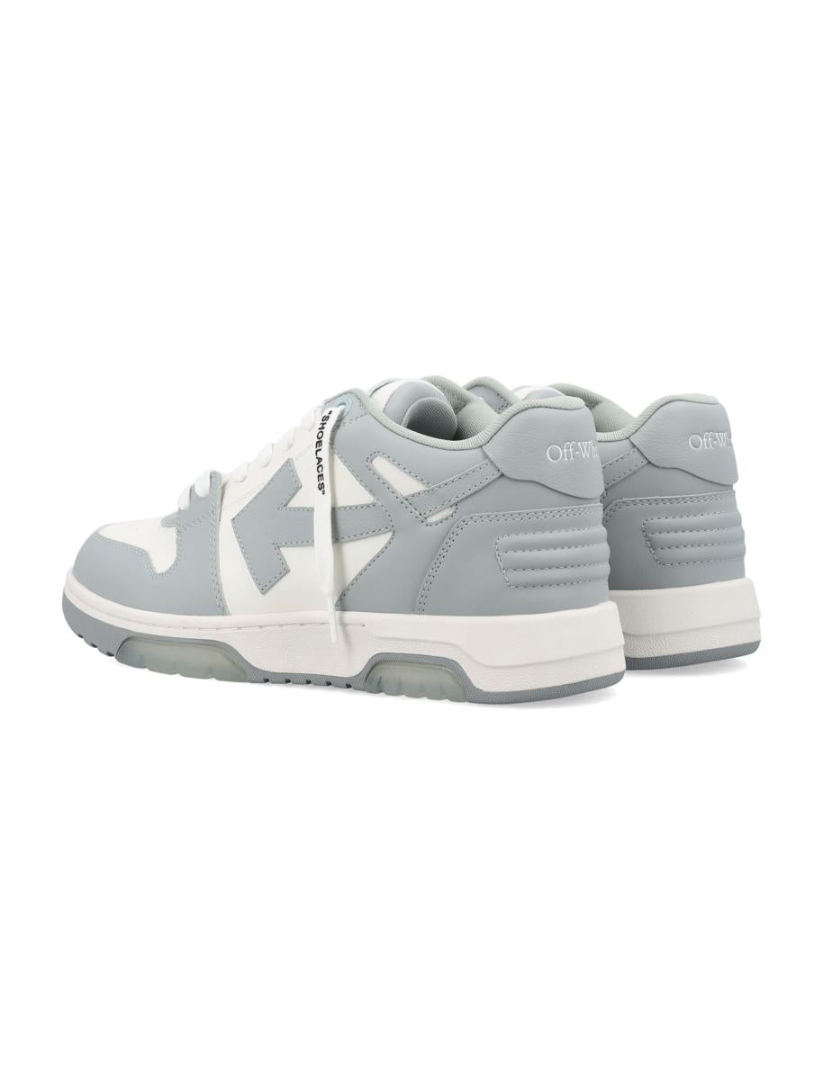 Off-white sneakers för kontoret