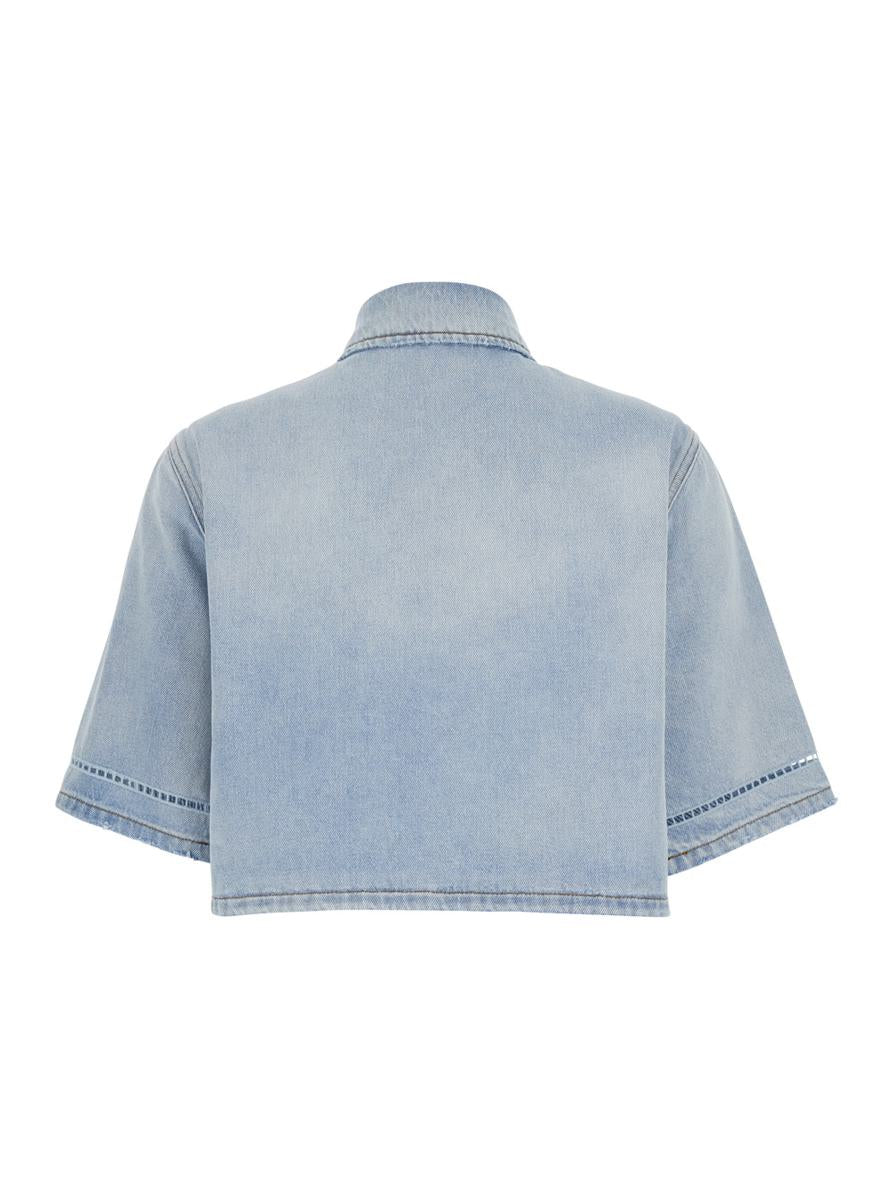 Ljusblå kort skjorta med logotyp framtill och perforerade detaljer i denim för kvinnor