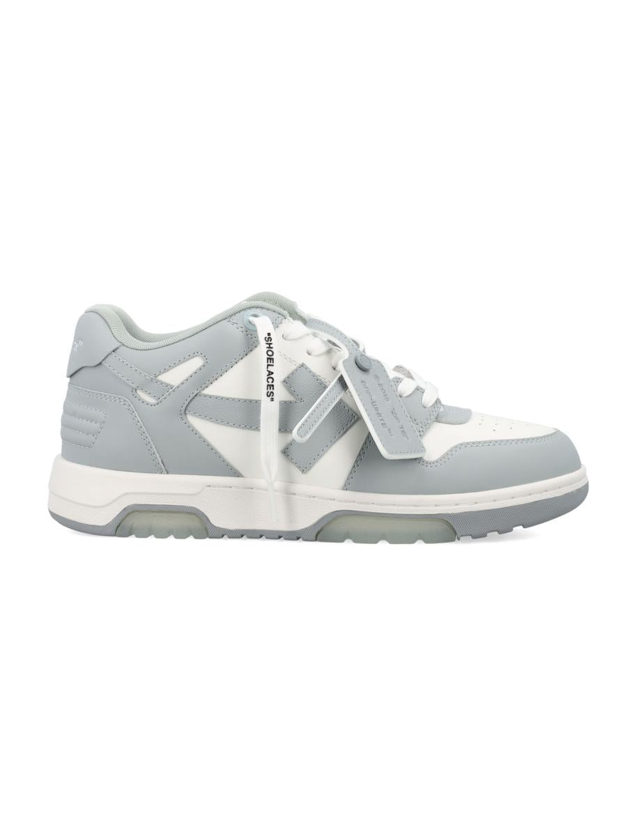 Off-white sneakers för kontoret