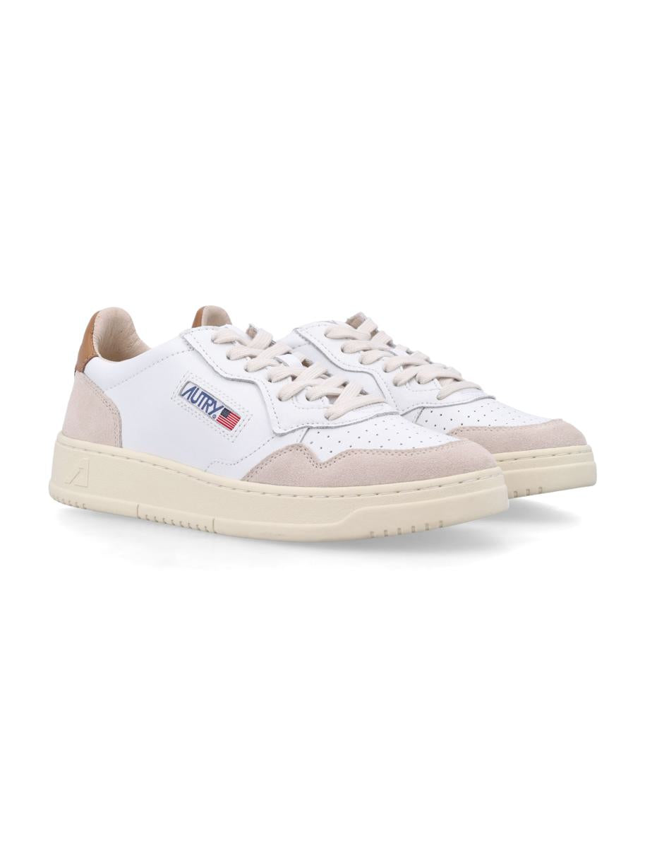 Autry Medalist låga sneakers i vitt och brunt socker