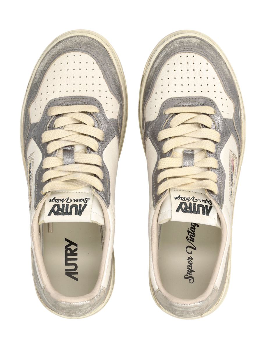 Autry Medalist Low Super Vintage Damsneakers i vitt, gammalt silver och platina