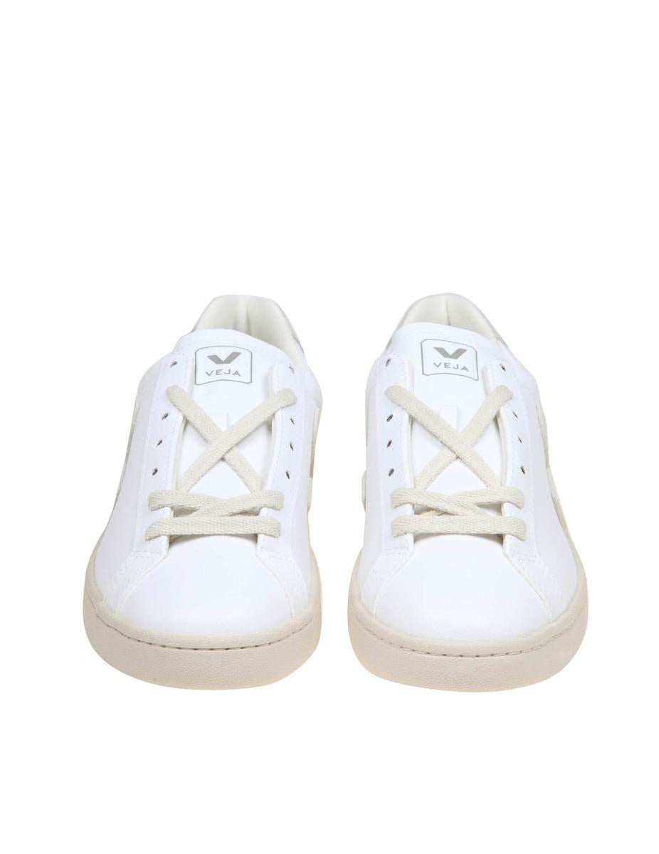 Veja Sneakers i belagd ekologisk bomull