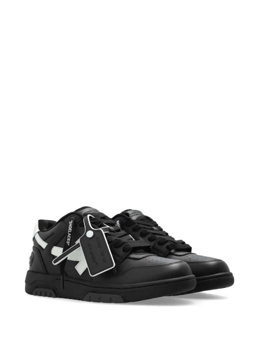 Off-white sneakers för kontoret