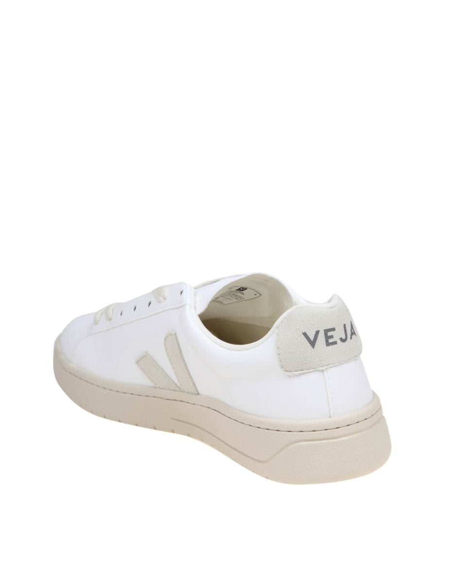Veja Sneakers i belagd ekologisk bomull