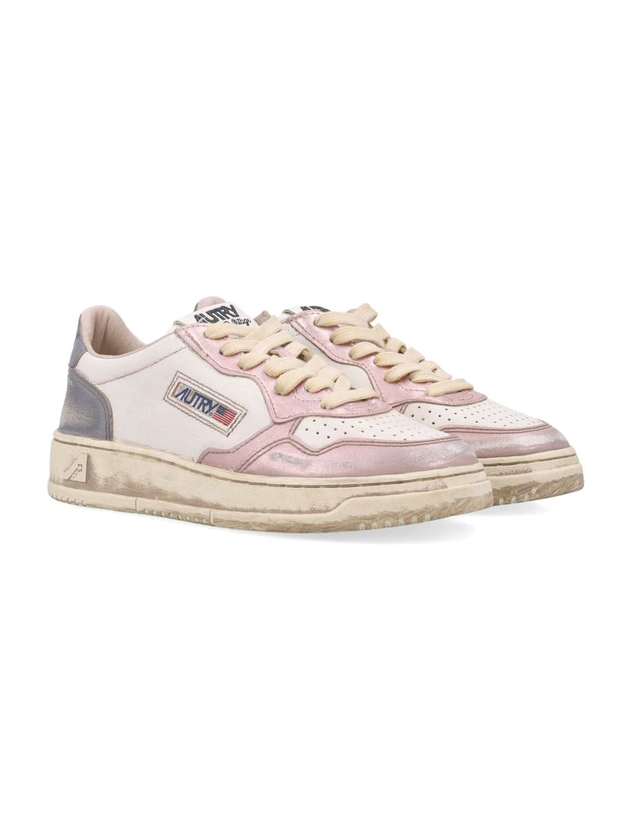 Autry Medalist Low Super Vintage Damsneakers i vitt och rosa