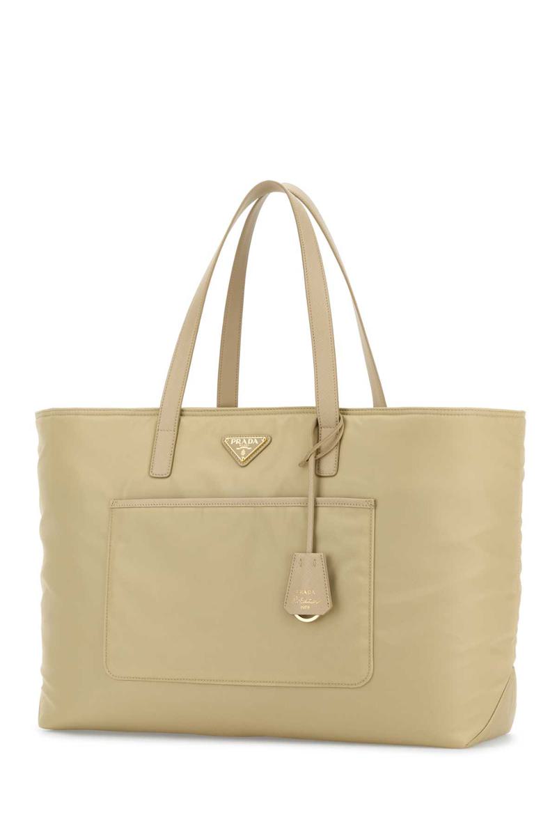 Prada handväskor.