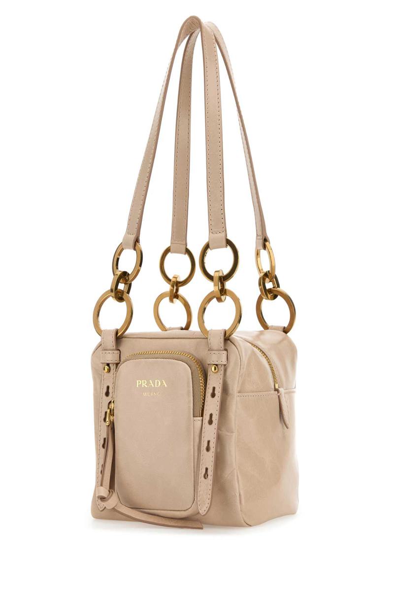 Prada handväskor.