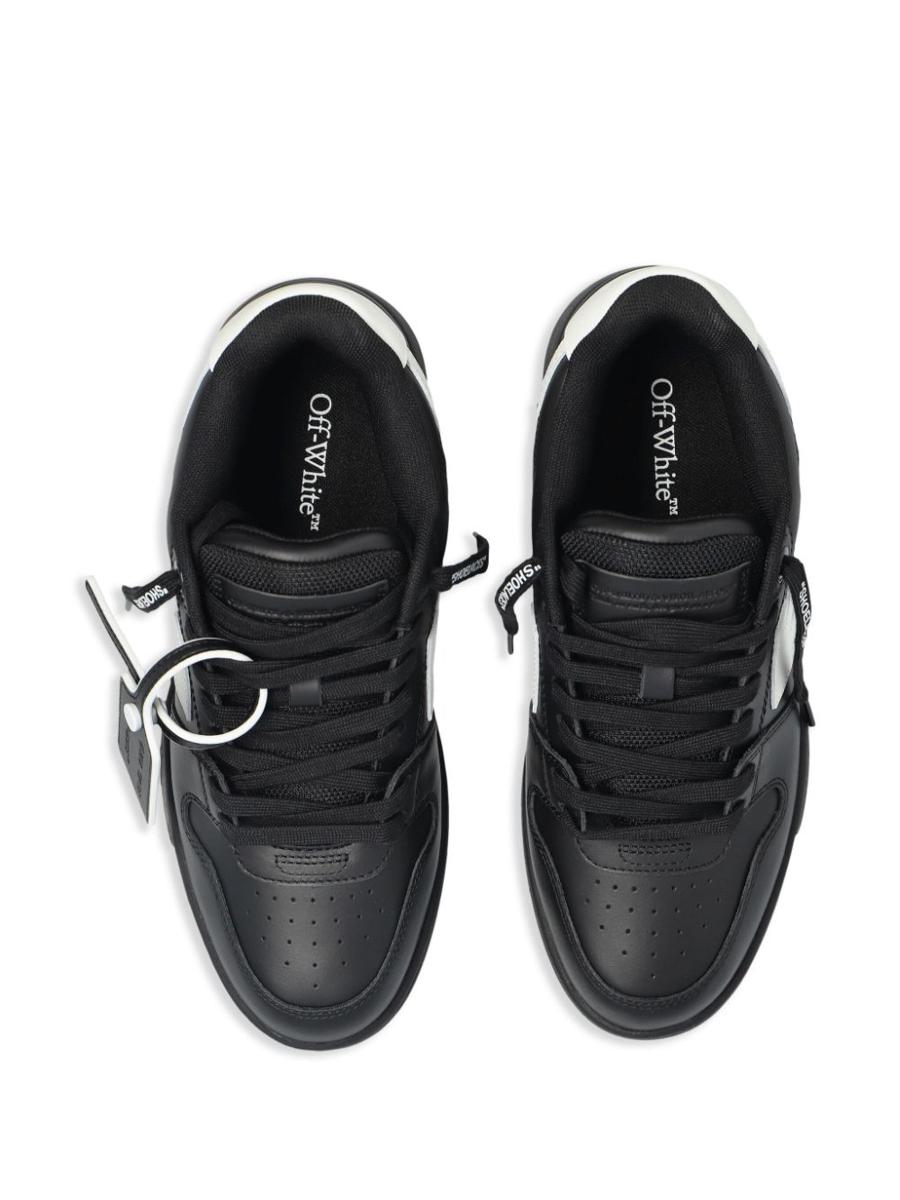 Off-white sneakers för kontoret