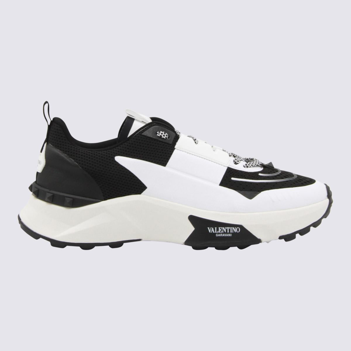 Valentino Garavani True Act Sneakers i vitt och svart läder