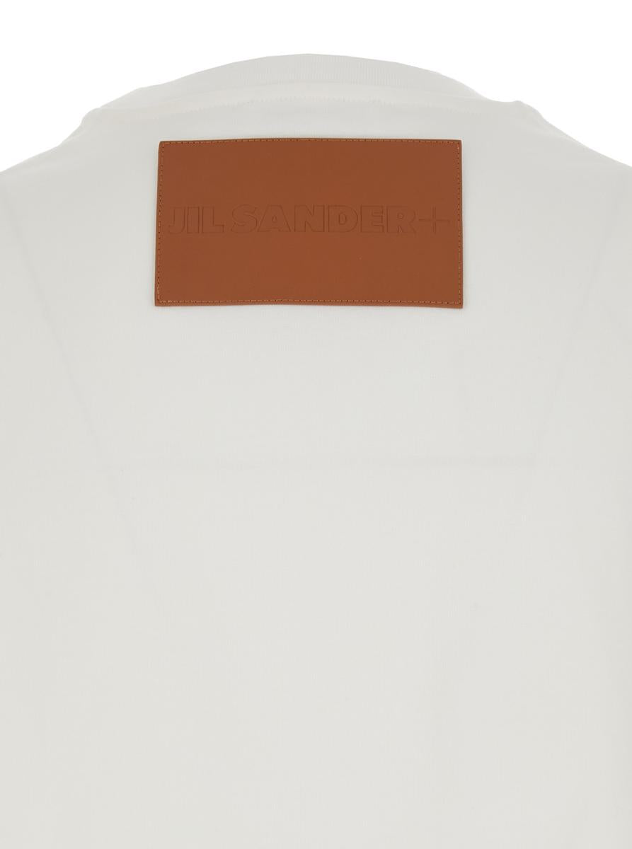 Vit rundhalsad t-shirt med logotyplapp på ryggen i bomull för kvinnor