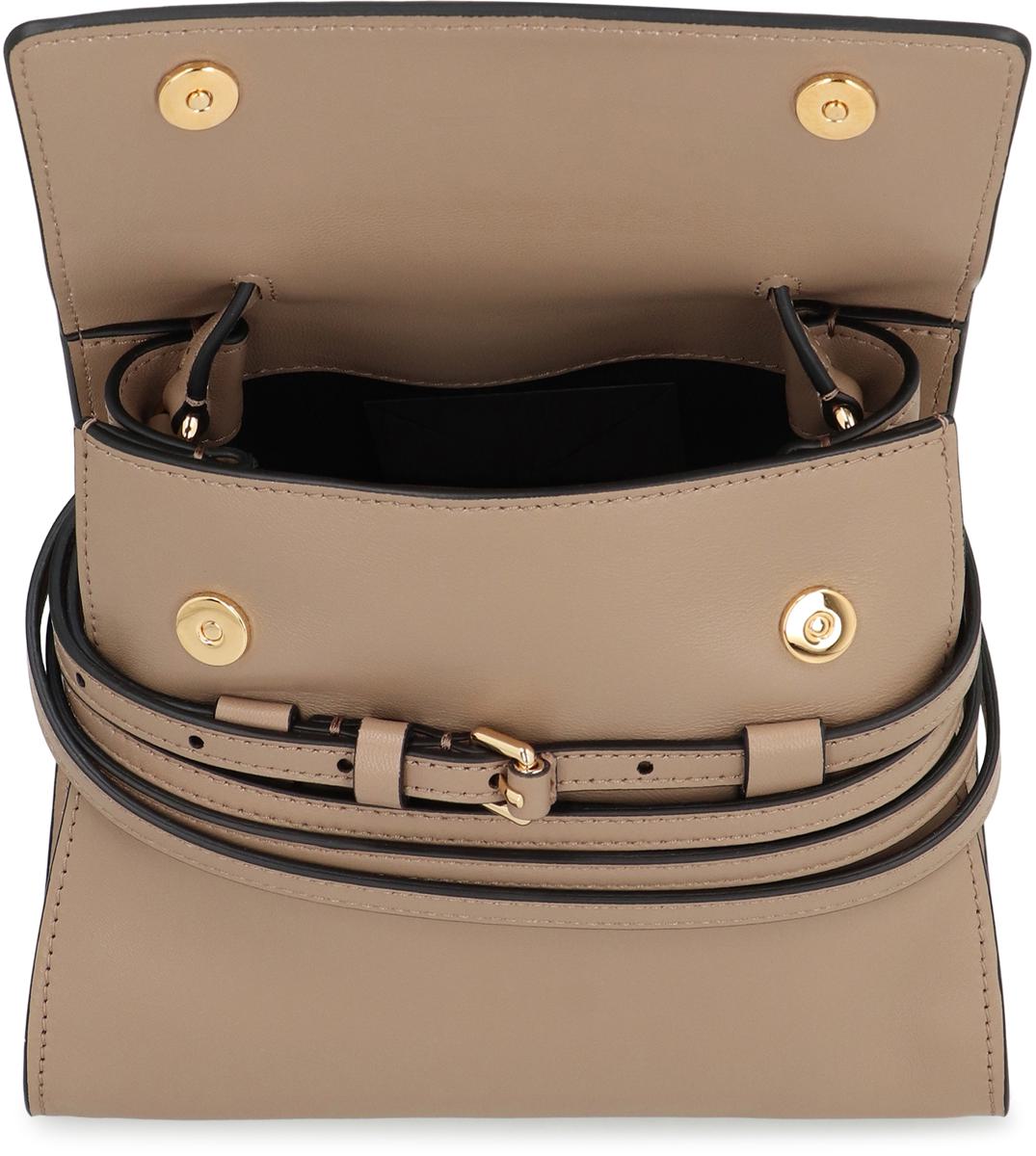 Moschino Moschino Tie Me Liten Läderväska