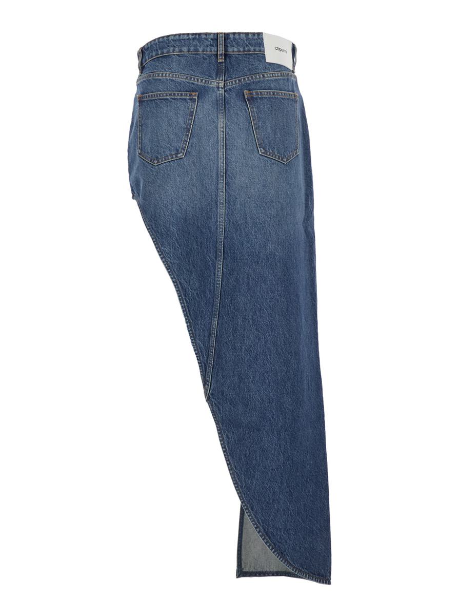 Blå kjol med logotypmärke baktill och diagonal enbensskuren denimkvinna