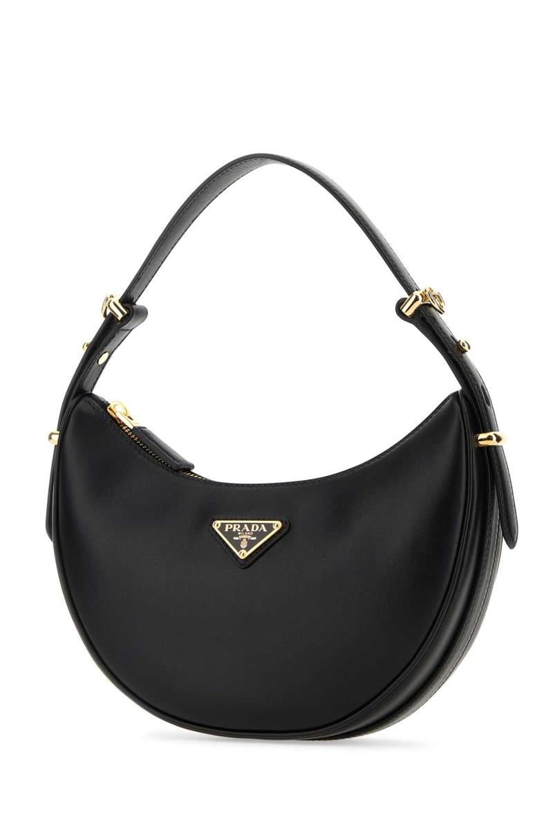 Prada handväskor.