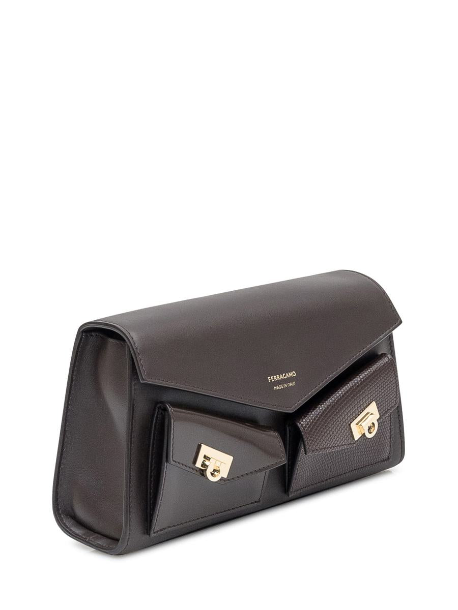 Salvatore Ferragamo Ferragamo kuvertväska i svart läder