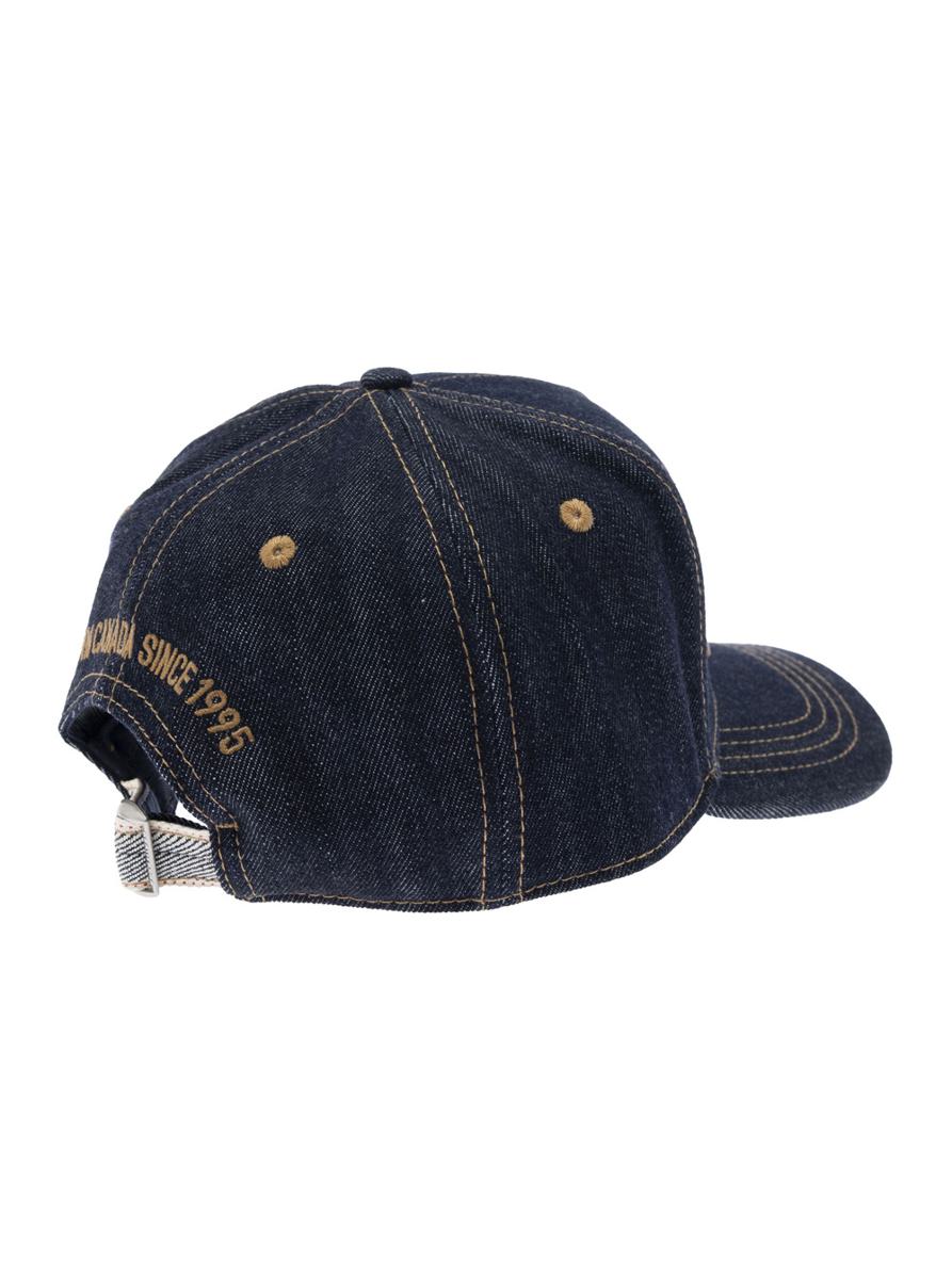 Blå basebollkeps med logotypmärke framtill och logotypskrift baktill i Denim Man